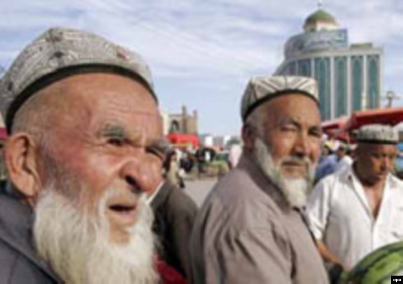 Уйгуры-мусульмане на рынке в Кашгаре.