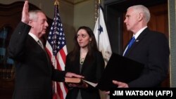 Nënpresidenti Mike Pence ia mundëson betimin James Mattis në postin e Sekretarit të Mbrojtjes