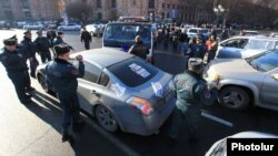Автомобили членов «Учредительного парламента» на площади Республики, Ереван, 5 февраля 2015 г.