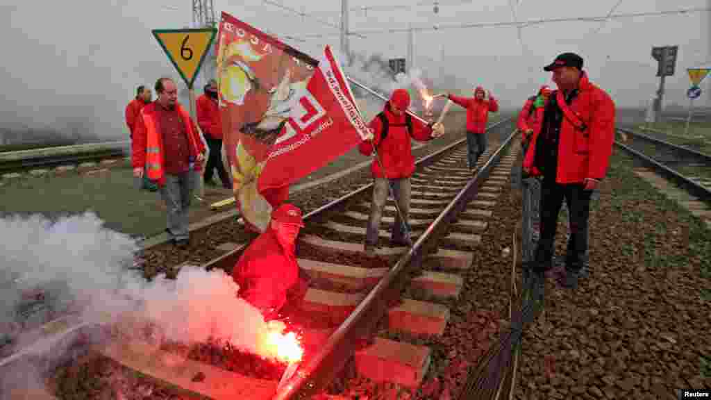 په برسلز کې بیلجیکي کارګران په احتجاج کې د اورګاډي پټړۍ تړي. Belgian workers block trains as they demonstrate in Brussels