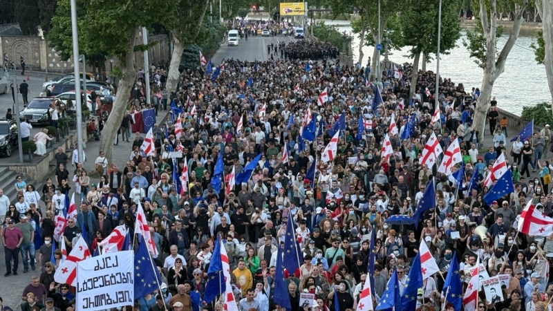 ევროპის დღეს მოქალაქეები ევროპის მოედანზე აქციით აღნიშნავენ