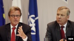 Бернар Кушнер, шеф на француската дипломатија и Јаап де Хоп Схефер, генерален секретар на НАТО