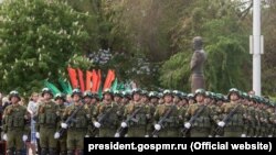 Militari ruși la Tiraspol de Ziua Victoriei