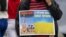 Чоловік із плакатом на майдані Незалежності в Києві у День Незалежності України. Київ, 24 серпня 2016 року