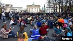 Протест против воведувањето построги мерки пред Бундестагот во Берлин