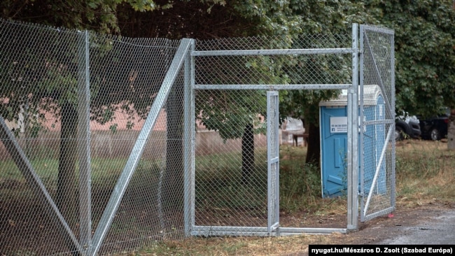 Nem tudni, pontosan milyen építkezés folyik a kerítés mögött