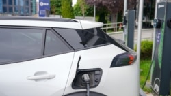 Një veturë duke u furnizuar me energji elektrike. Prishtinë, shtator 2024.