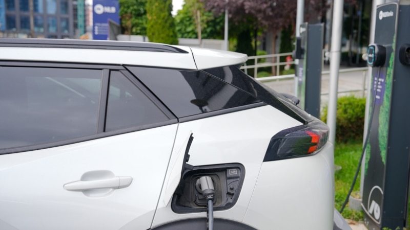 Përballë shtrenjtimit të naftës, a janë veturat elektrike opsion për qytetarët?