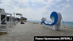 Набережная в Николаевке в полуденное время, август 2026 года