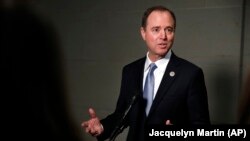 Liderul democraților din comisie Adam Schiff i-a acuzat pe republicani că au ignorat cu bună știință informații importante în redactarea raportului.