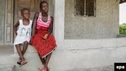 Ата-энеси жана туугандары эболадан өлгөн жетим кыздар. Либерия.