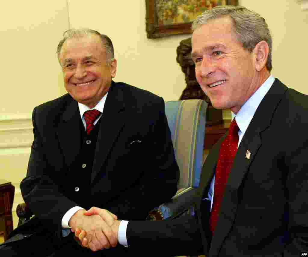 Președintele american George W. Bush s-a întâlnit cu fostul președinte Ion Iliescu în Biroul Oval al Casei Albe, pe 28 octombrie 2003, la Washington, DC. Discuțiile au fost despre războiul împotriva terorismului, reconstrucția Irakului și relațiile transatlantice. 