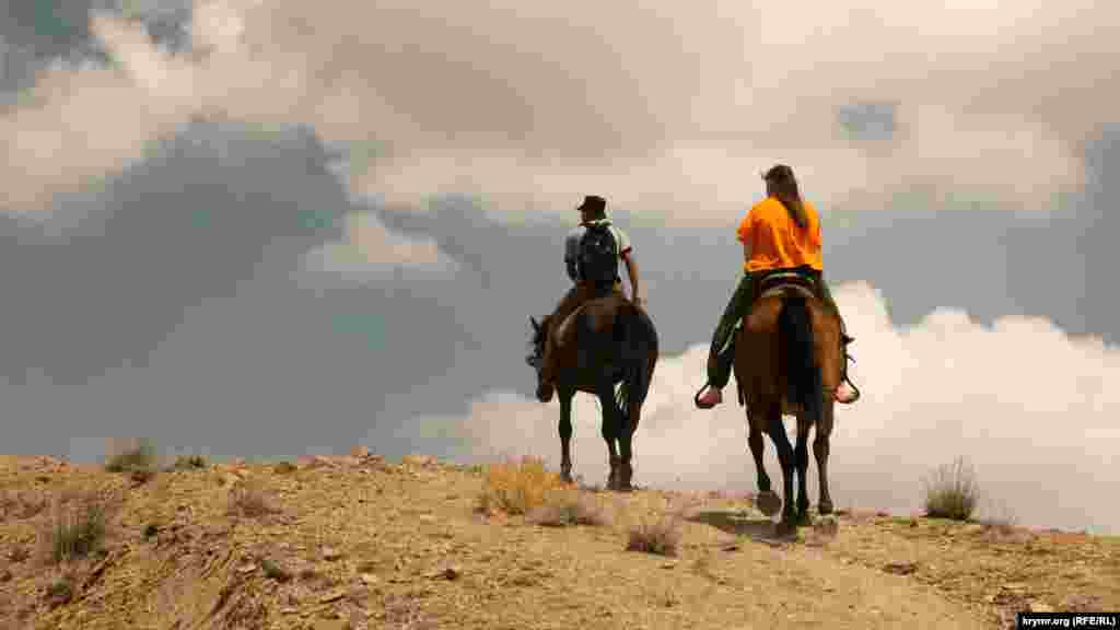 Местные жители предлагают отдыхающим конные прогулки