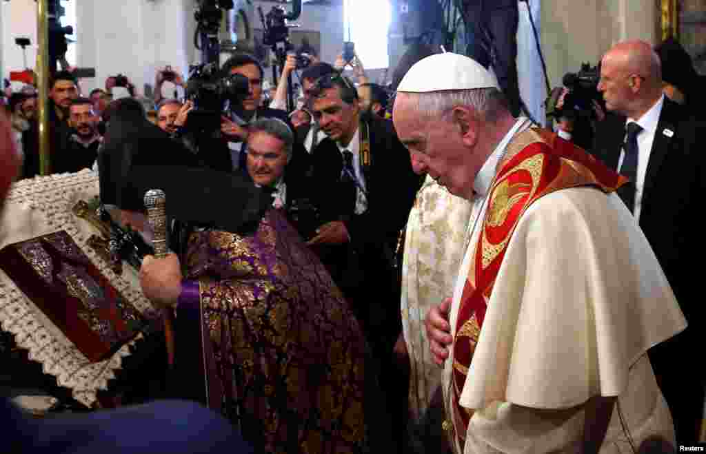 Armenia -- Pope Francis (R) and Catholicos of All Armenians Karekin II arrive at the apostolic Cathedral in Etchmiadzin, June 24, 2016