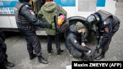 Ոստիկանները խուզարկում են ակտիվիստներին, Մոսկվա, 5-ը նոյեմբերի, 2017թ․