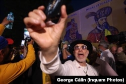 Susținătorii lui George Simion, după ce au aflat că acesta a câștigat turul I al alegerilor.