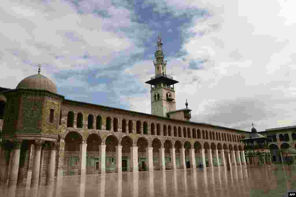 The&nbsp;courtyard of the Umayyad Mosque in old Damascus, 2010. The Umayyad Mosque, also known as the Grand Mosque of Damascus, was built on the Christian basilica dedicated to John the Baptist since the time of Roman Emperor Constantine I.