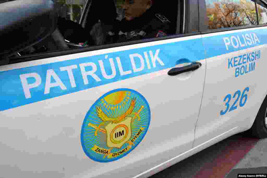 Заметным стало появление на полицейских автомобилях казахской латиницы вместо кириллицы. Такие машины стали ездить по улицам Алматы совсем недавно. Фото сделано в начале ноября нынешнего года.