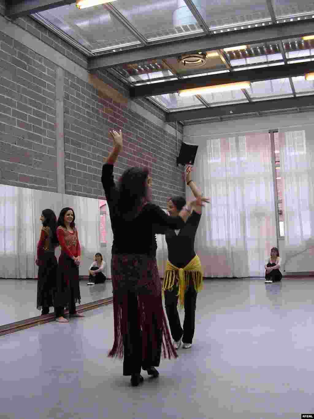 علاقمندان به رقص کلاسیک ایرانی در کارگاه آموزش رقص در حال تمرین و نمایش آنچه که در این کارگاه آموخته اند در مقابل مربی خود – دوسلدورف