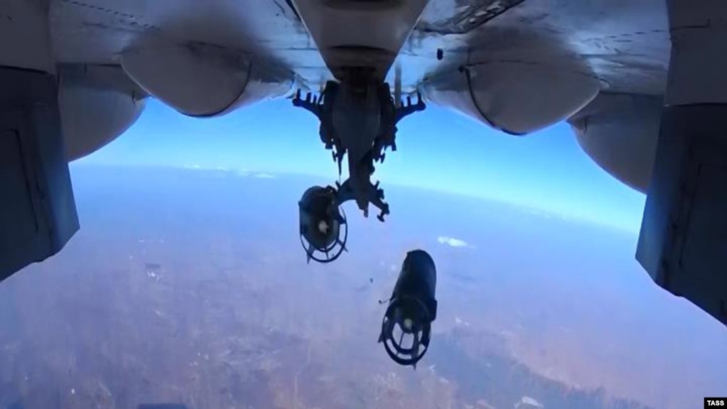 Російський літак Су-30 скидає бомби над Сирією, жовтень 2015 року