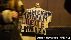 Одиночные пикеты в поддержку крымских татар инициативы «Стратегия – 18», Москва, 2017 год