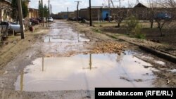 Türkmenabadyň "Graşsyzlyk etrabynda bir köçe. 3