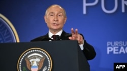 Аналітики зауважують, що російський лідер повторив дві стандартні наративні лінії, які Кремль використовує, щоб виправдати своє незаконне вторгнення в Україну