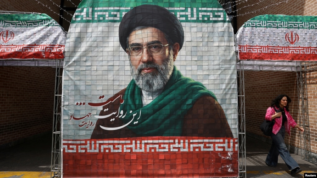 Một biểu ngữ trên đường phố Tehran có hình ảnh nhà lãnh đạo tối cao mới của Iran, Mojtaba Khamenei.