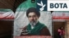 Një banderolë në një rrugë të Teheranit me një fotografi të udhëheqësit të ri suprem të Iranit, Mojtaba Khamenei.