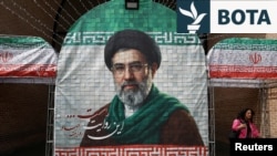Një banderolë në një rrugë të Teheranit me një fotografi të udhëheqësit të ri suprem të Iranit, Mojtaba Khamenei.