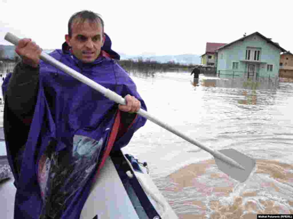 Nijaz Imamović, vatrogasac uključen je u pomoć nastradalom stanovništvu u sarajevskim naseljima, 02.12.2010. Foto: Midhat Poturović 