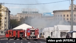 Požar i pucnji u šatorskom kampu pristalica vlasti u centru Beograda