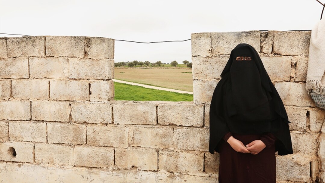 Топтық секс сахнасындағы көңілді ересек порно жұлдыз Фильмдерден эротикалық кадрлар