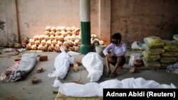 Тела умерших от COVID-19, приготовленные к массовой кремации. Нью-Дели, 26 апреля 20121 года