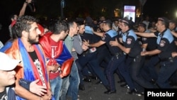 Armenia - Riot police disperse protesters on Marshal Bagramian Avenue, Yerevan, 12Sep2015.