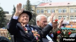 Armenia - Armenian veterans of World War Two take part in a Russian-Armenian military parade in Gyumri, 9May2014.