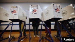 U.S. -- People vote during the U.S. presidential election at a displaced polling center in the Coney Island section of Brooklyn, New York, 06Nov2012