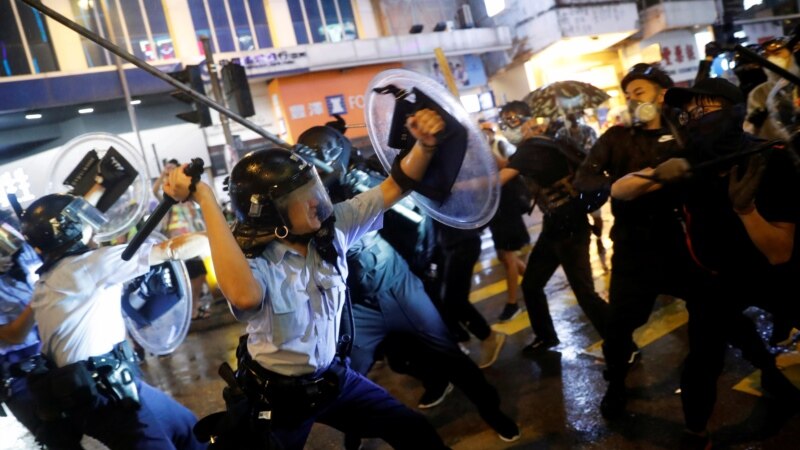 Демонстрантите го блокираа аеродромот во Хонгконг 