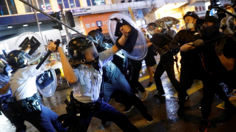 Hongkong: Policija upotrebila suzavac i kamion sa vodenim topovima