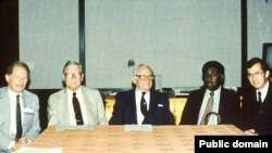 Арманд Хаммер (в центре) на заседании Президентского экспертного совета по борьбе с онкологическими заболеваниями. 1982
