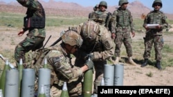 آرشیف، نیروهای ناتو در حال آموزش نیروهای امنیتی افغانستان