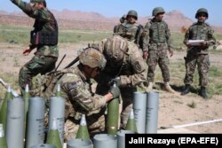 نیروهای ناتو در حال آموزش نیروهای امنیتی افغانستان