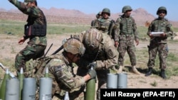 آرشیف: افغانستان - سربازان امریكا در حال تمرین دادن نظامی برای نیروهای ارتش افغانستان