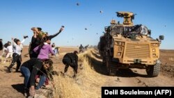 Սիրիա - Քրդերը քարկոծում են թուրքական զինված ուժերի զրահամեքենան Ալ-Մուաբադա բնակավայրի մերձակայքում, 8-ը նոյեմբերի, 2019թ․