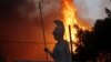 Грчките пожарникари се надеваат дека ќе го стават под контрола пожарот кај Атина

