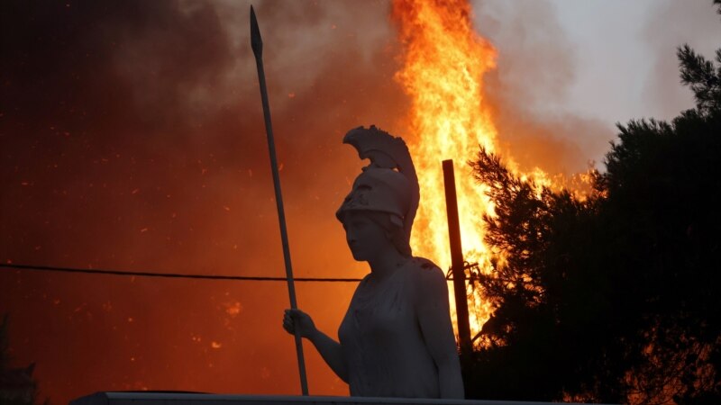 Грчките пожарникари се надеваат дека ќе го стават под контрола пожарот кај Атина
