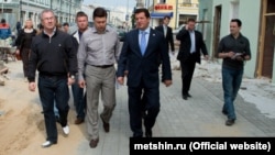 Руслан Шакиров (в рубашке, первый ряд) шагает с мэром по улице Баумана. Казань, 2013 год. 