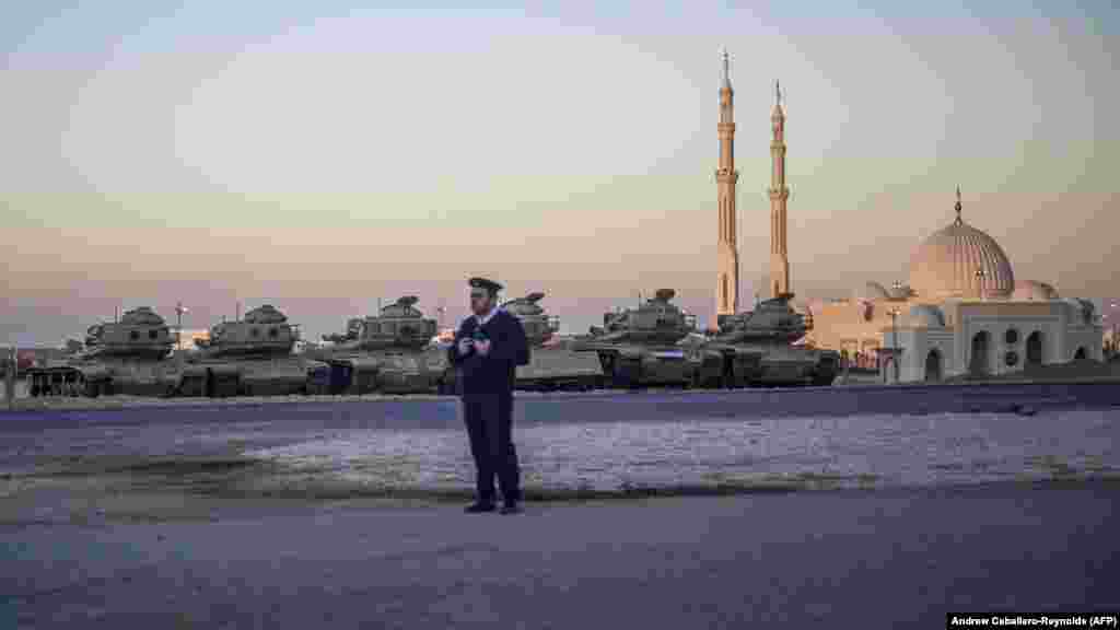 پلیس مصر در خیابانی در قاهره؛ مصر محل برگزاری سخنرانی مایک پومپئو، وزیر خارجه آمریکا در جریان سفر به غرب آسیا و شمال آفریقا بود. برای حضور او تمهیدات امنیتی ویژه‌ای برقرار شد.