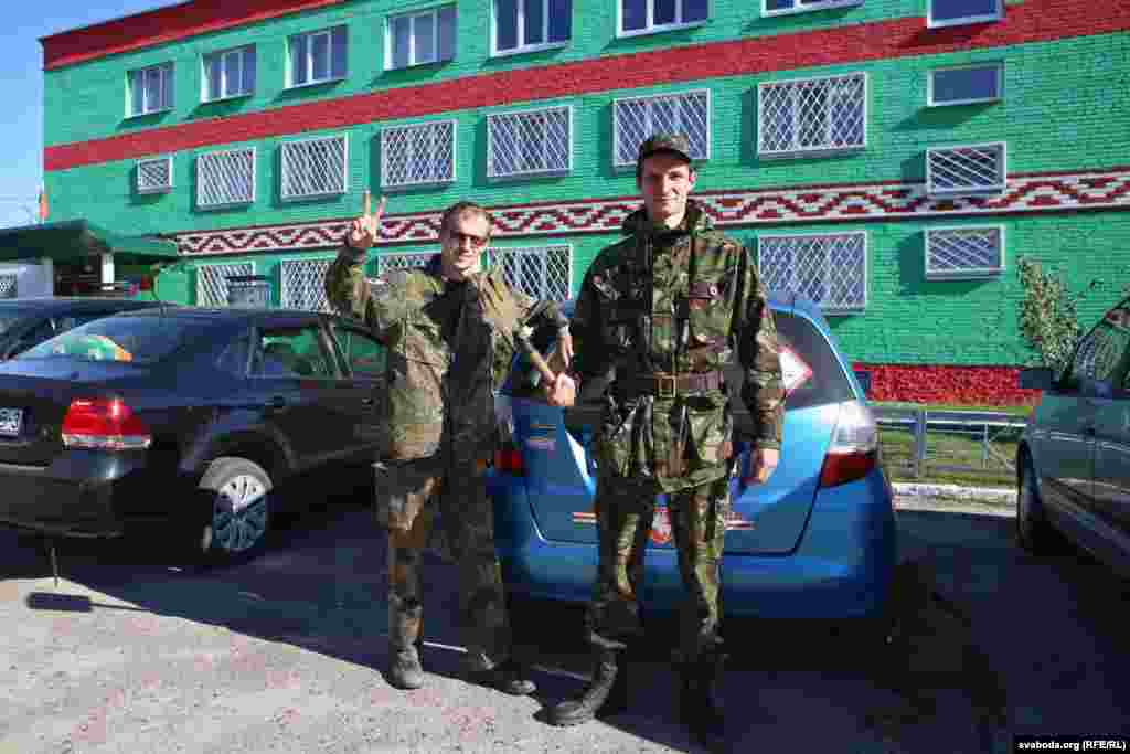 Зьміцер Дашкевіч і Сяргей Пальчэўскі каля пастарунку