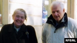 Івонка Сурвіла і Васіль Быкаў, Прага, 2003 год